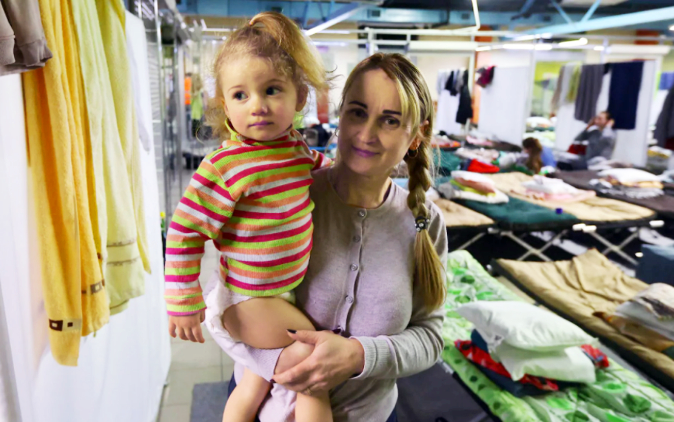 Một người mẹ Ukraine bồng con gái trong chỗ ở tạm thời dành cho người tị nạn ở Rzeszow, Ba Lan - ẢNH: REUTERS