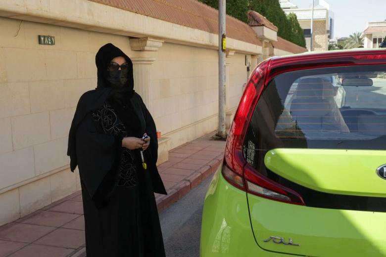 Tài xế taxi người Ả Rập Xê Út Fahda Fahd bằng xe của cô ấy ở thủ đô Riyadh, vào ngày 8 tháng 2 năm 2022. ẢNH: AFP