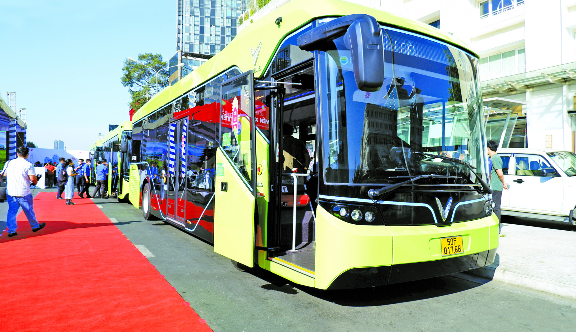 Xe buýt điện đầu tiên ở TP.HCM vận hành vào những ngày đầu tháng 3/2022. Đây là bước tiến mới trong việc tiếp cận giao thông xanh của thành phố - ẢNH: P.T