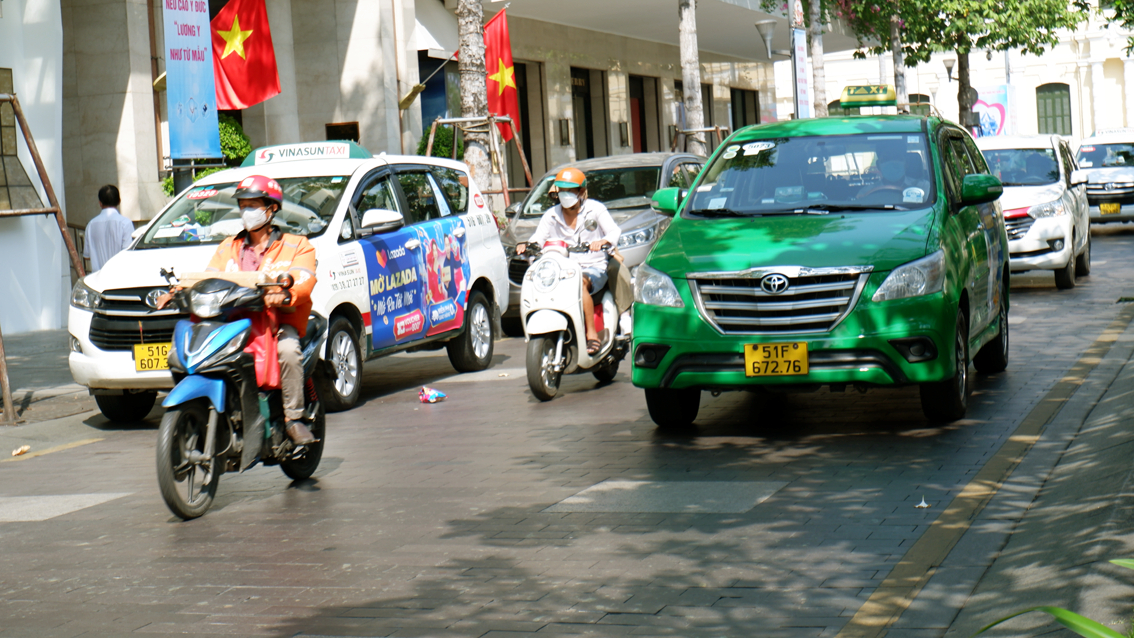 Giá xăng tăng cao, buộc doanh nghiệp taxi phải tính phương án tăng giá cước - ẢNH: P.T