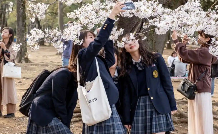 Các trường học ở Tokyo bỏ quy định gây tranh cãi về kiểu tóc và trang phục lót của học sinh