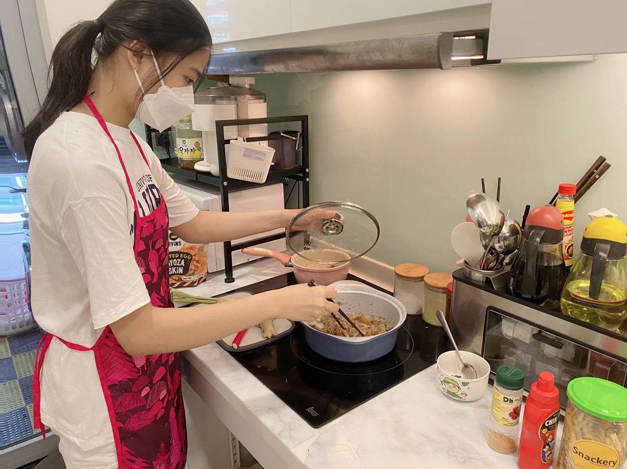 Hai chị em tự nấu ăn mỗi ngày - Ảnh: Royal School