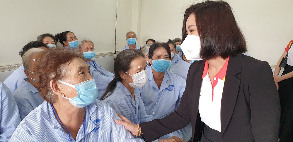 Bà Trần Thu Hương - Giám đốc Khối Vận hành Ngân hàng HDBank thăm hỏi bệnh nhân tại Bệnh viện Mắt Tây Nam - Ảnh: HDBank