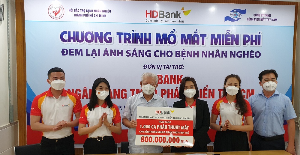 Bà Trần Thu Hương - Giám đốc Khối Vận hành Ngân hàng HDBank trao chi phí 1.000 ca phẫu thuật mắt cho ông Trần Thành Long - Chủ tịch Hội Bảo trợ Bệnh nhân nghèo TPHCM - Ảnh: HDBank