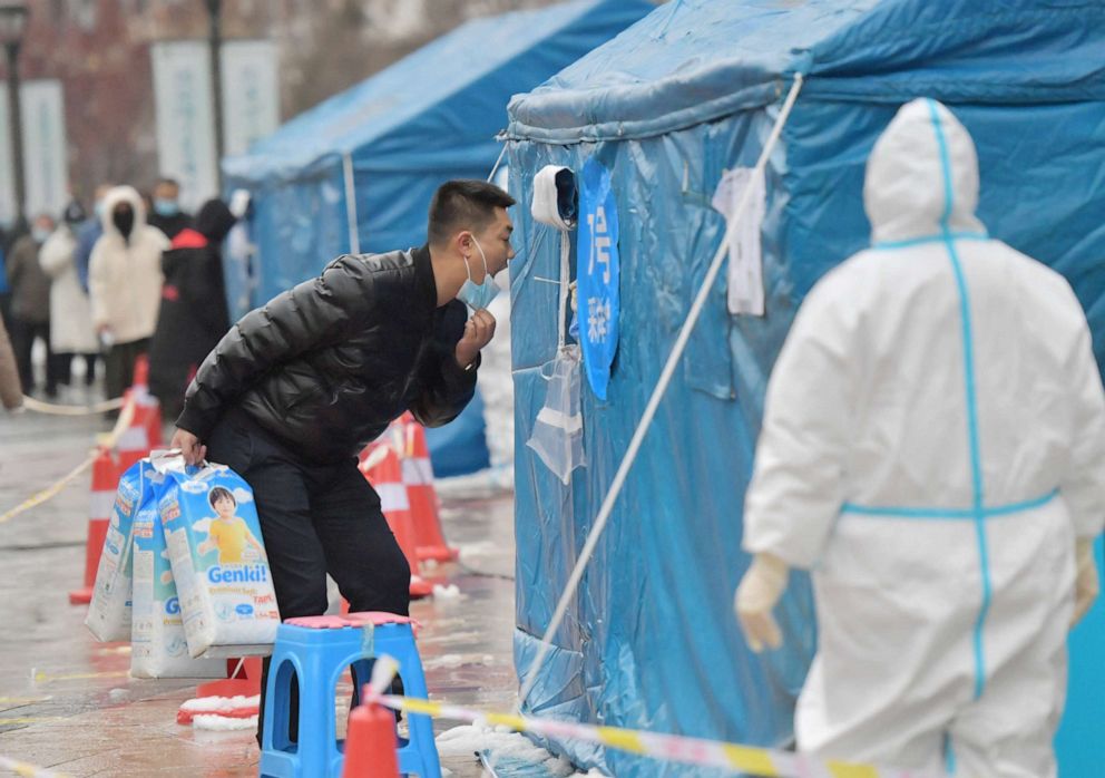 Những ngày qua, Trung Quốc đang vật lộn với số ca nhiễm SARS-CoV-2 tăng kỉ lục.