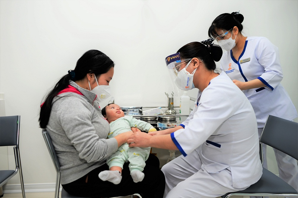 VNVC Long Bình Tân có nhiều vắc xin quan trọng phòng bệnh hô hấp cho trẻ em và người lớn, giúp bảo vệ phổi như Prevenar 13, Boostrix - Ảnh: Hiền Mai