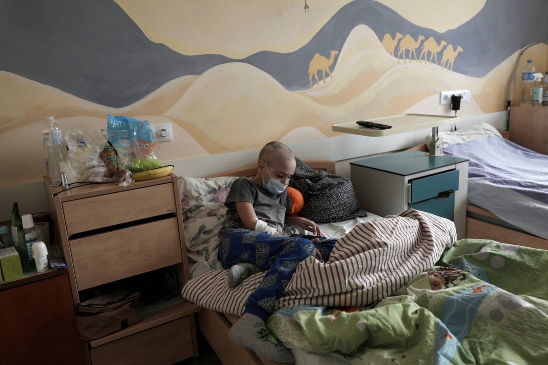 Một đứa trẻ ốm nằm trên giường của mình tại một phòng khám ung thư ở Lviv, Ukraine, vào tuần trước. Anh hiện đã đưa 21 trẻ em Ukraine mắc bệnh ung thư đến để các em được chăm sóc y tế. Ảnh: Reuters