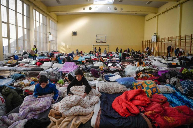 Những đứa trẻ trong một nơi trú ẩn tạm thời trong một trường học ở Przemysl, gần biên giới Ukraine-Ba Lan