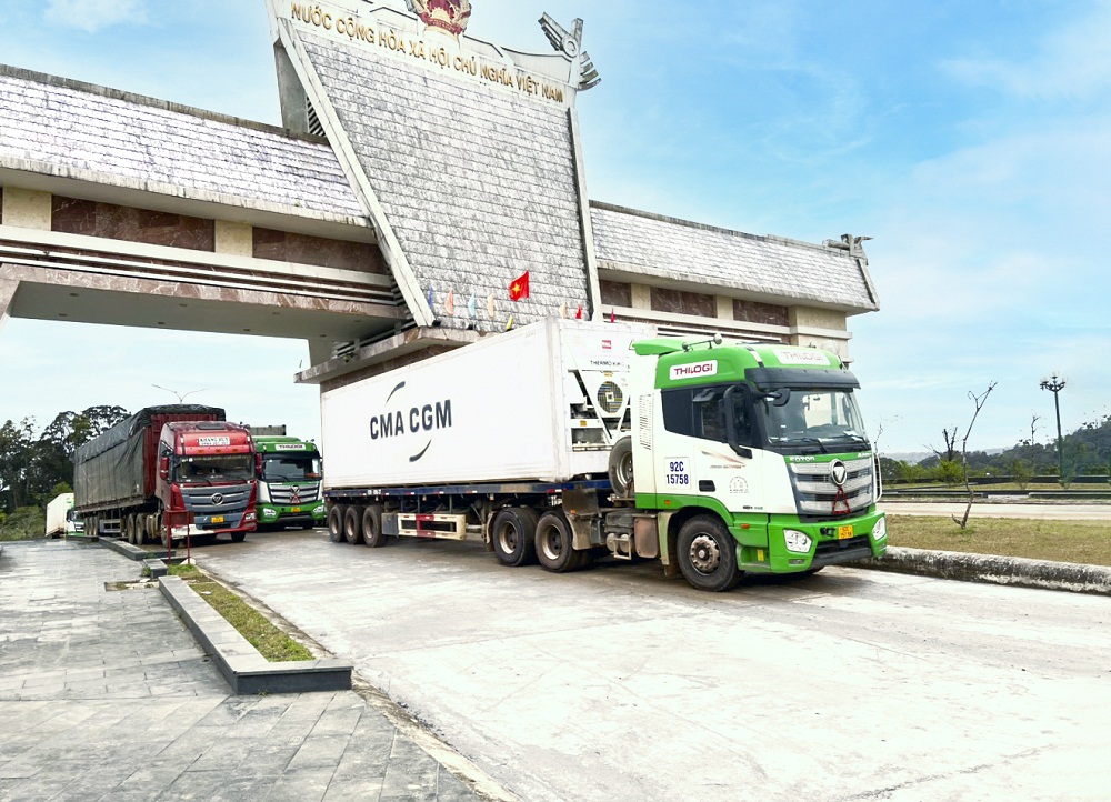 Xe của THILOGI vận chuyển hàng hóa qua Cửa khẩu quốc tế Nam Giang