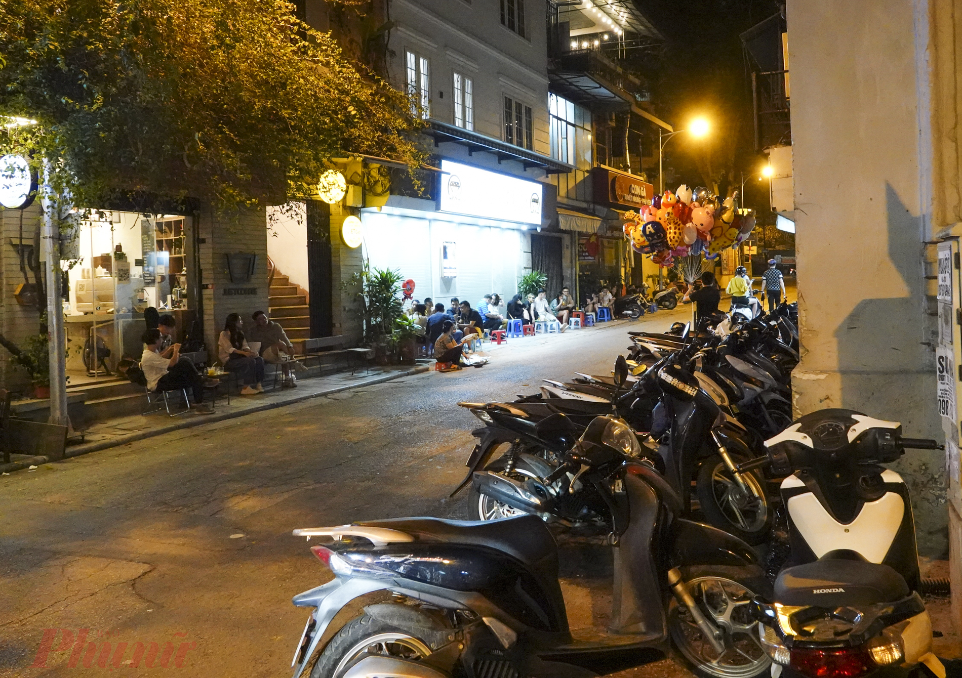 Một phố ẩm thực nổi tiếng khác ở Hà Nội là Nguyễn Siêu cũng tấp nập trở lại từ đêm nay.