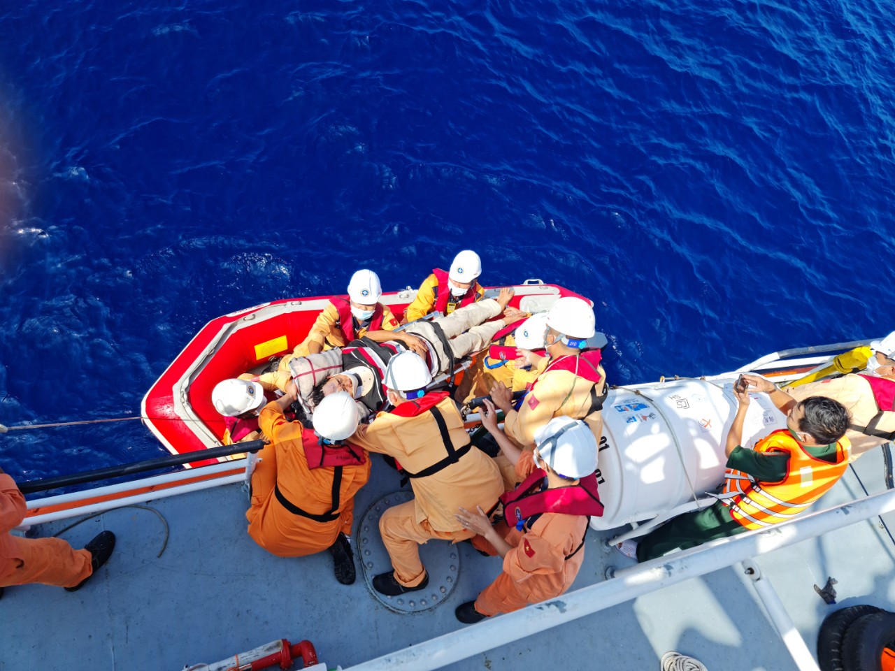 Các lực lượng đưa nạn nhân lên tàu SAR 27-01 để thực hiện các biện pháp cấp cứu