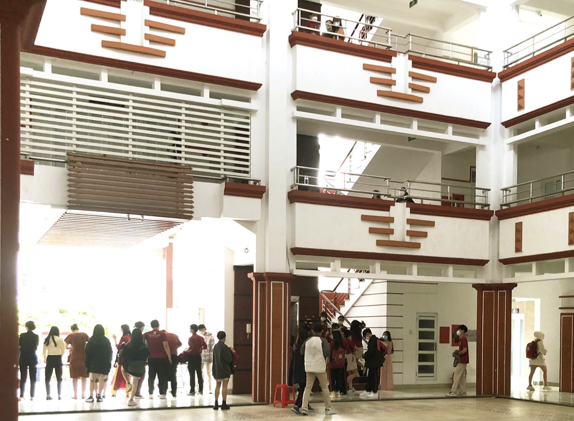 Hàng trăm học sinh Trường THCS - THPT Đào Duy Anh đang theo học tại cơ sở Tân Phú chưa được cấp phép. Ảnh chụp ngày 14/3