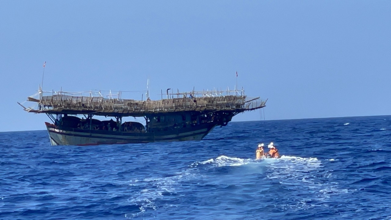 Trong quá trình cứu nạn, tàu SAR27-01 gặp nhiều khó khăn do thời tiết ảnh hưởng của gió mùa sóng to, mưa dông liên tục tại khu vực, vị trí bị nạn cách xa bờ. 