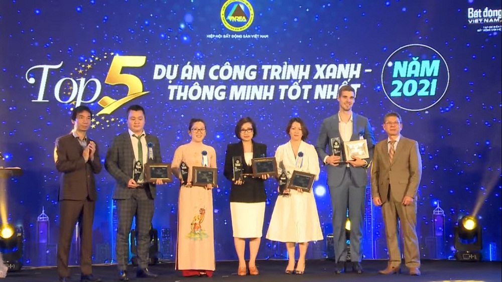 Đại diện Phuc Khang Corporation (áo dài) nhận cúp và chứng nhận danh hiệu Top 5 dự án công trình xanh - thông minh tốt nhất năm 2021 - Ảnh: PK