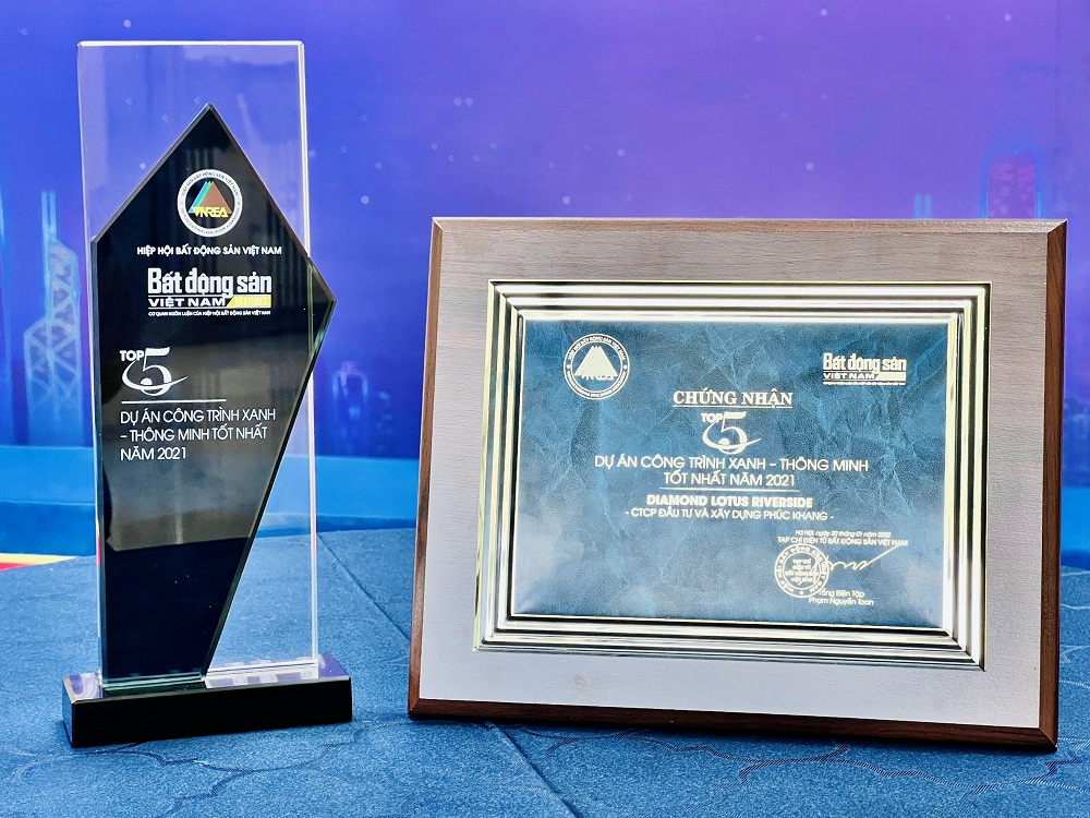 Cúp và chứng nhận danh hiệu Top 5 dự án công trình xanh - thông minh tốt nhất năm 2021 cho Diamond Lotus Riverside của Phuc Khang Corporation