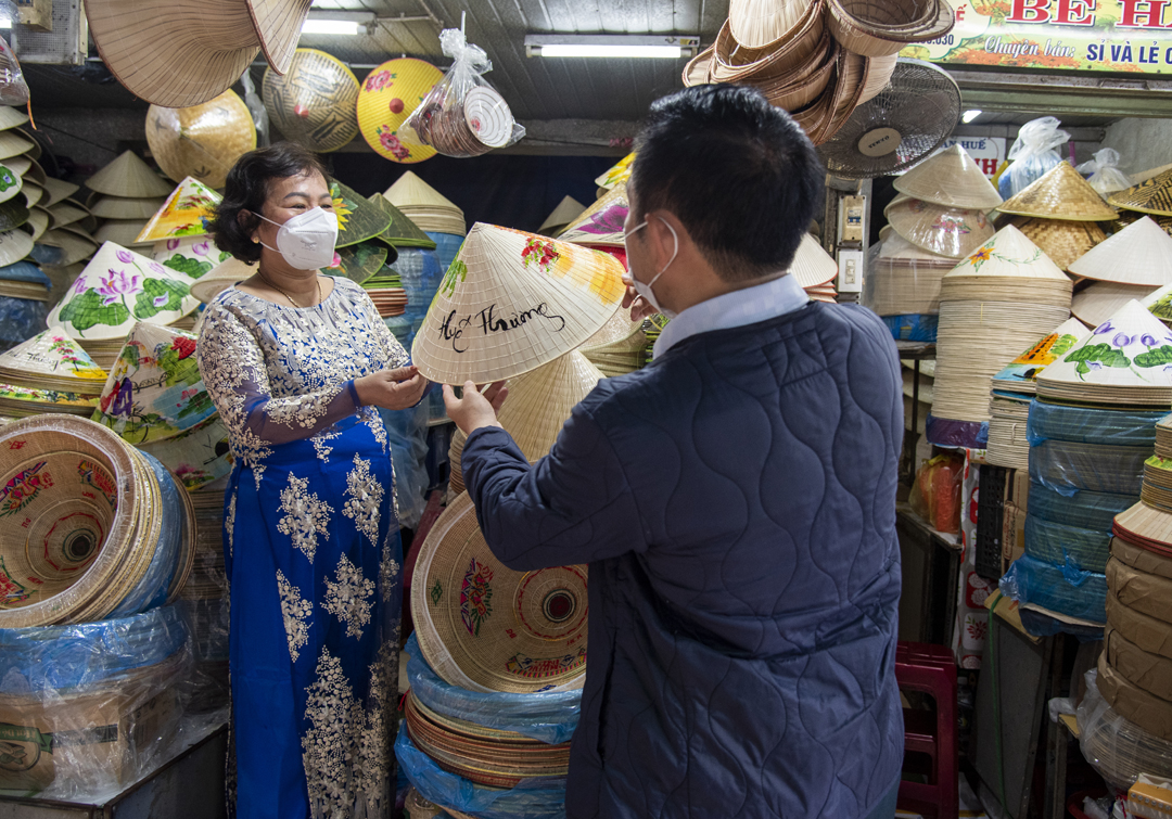 Quầy bán nón lưu niệm tại chợ Đông Ba