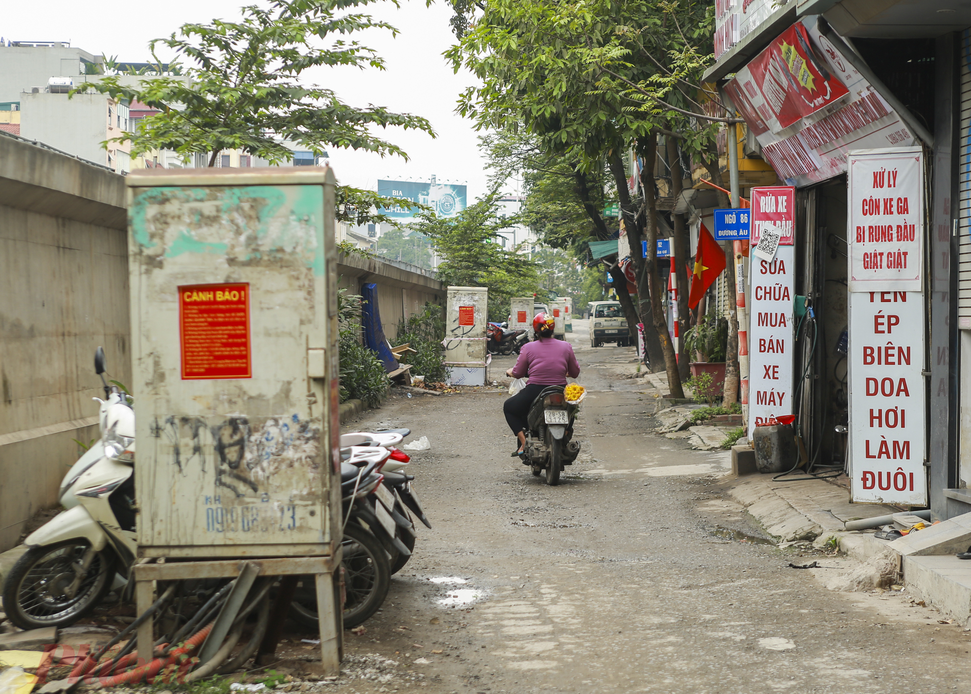 Đoạn đường nằm trong dự án đầu tư xây dựng đồng bộ tuyến đường Âu Cơ từ khách sạn Thắng Lợi đến nút giao cầu Nhật Tân, dài khoảng 3,7 km có đến hơn chục bốt điện nằm ngổn ngang. Dự án được khởi công từ năm 2019, với mức đầu tư 815 tỉ đồng và theo kế hoạch sẽ được đưa vào khai thác trong năm 2020, thế nhưng đến nay vẫn chưa hoàn thành.