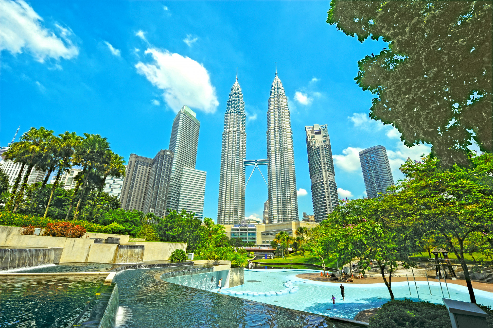 Tháp đôi Petronas – Wikipedia tiếng Việthttps://vi.wikipedia.org › wiki › Tháp_đôi_Petronas Tháp đôi Petronas, hay Petronas TwinTowers, là tên một cao ốc tại Kuala Lumpur, Malaysia. Tòa tháp đôi này đã từng là tòa nhà cao nhất thế giới