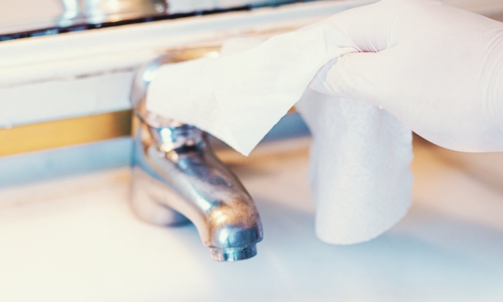 Khăn ướt rất tốt để làm sạch bề mặt phòng tắm. Chúng loại bỏ bụi bẩn tốt hơn khăn lau hoặc khăn giấy lau nhà truyền thống. Ưu điểm của việc sử dụng khăn ướt là bạn có thể làm sạch các bề mặt bẩn nhất trong phòng tắm của mình mà không cần sử dụng các hóa chất mạnh, không tự nhiên.
