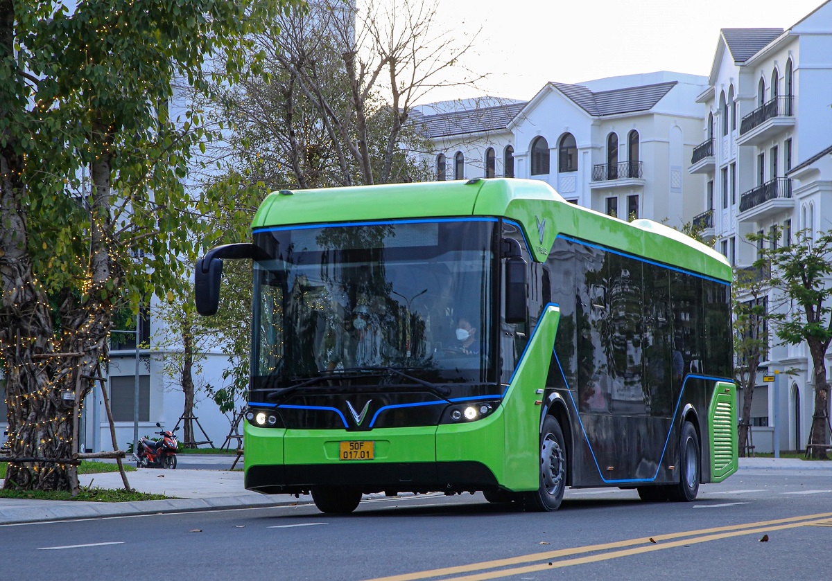 Vinhomes Grand Park sở hữu mạng lưới giao thông thuận tiện và linh hoạt, đặc biệt là tuyến xe buýt điện VinBus kết nối tới các trường đại học xung quanh