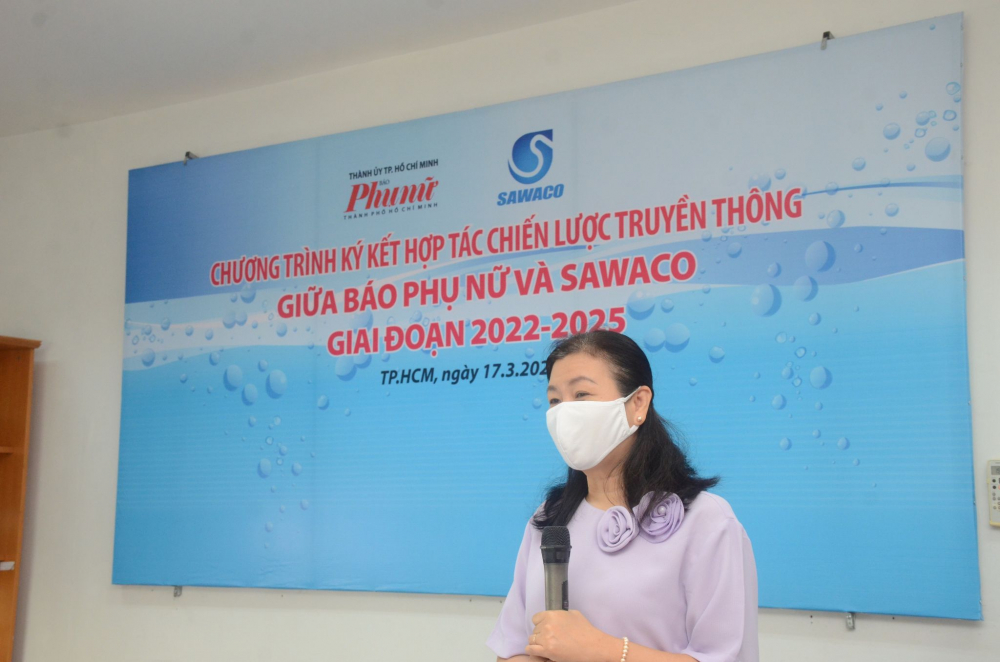 Bà Lý Việt Trung, Tổng biên tập Báo Phụ Nữ TPHCM, phát biểu tại buổi lễ ký kết - Ảnh: Phùng Huy