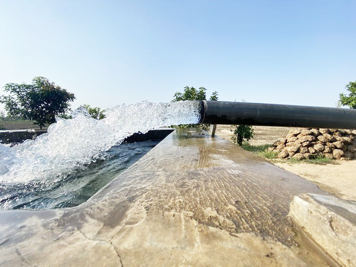 Một máy bơm nước ngầm để tưới các cánh đồng lúa ở Punjab, Ấn Độ. Việc khai thác nước ngầm để phục vụ tưới tiêu đã khiến khu vực này trở thành điểm nóng cạn kiệt nguồn nước ngầm của thế giới - ẢNH: THE CONVERSATION