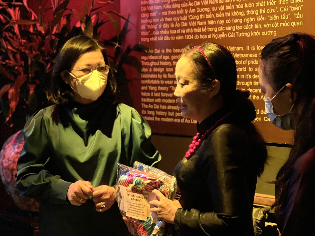 Bác sĩ Diễm Tuyết (trái) trao tặng áo dài cho bà Huỳnh Ngọc Vân, giám đốc Bảo tàng Áo dài