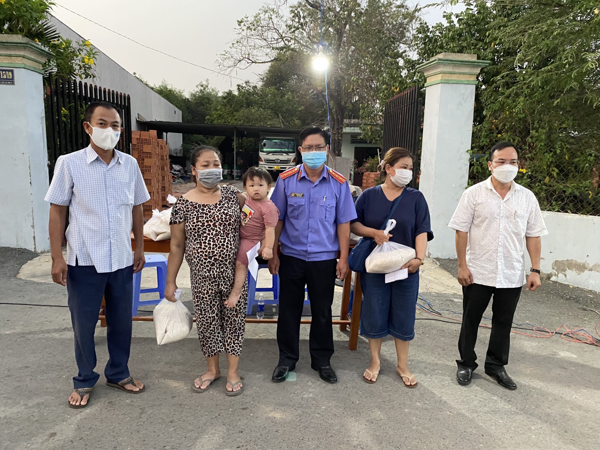 Những người đi tiêm mũi 3 tại phường Phú Hoà được tặng khoảng 5kg gạo