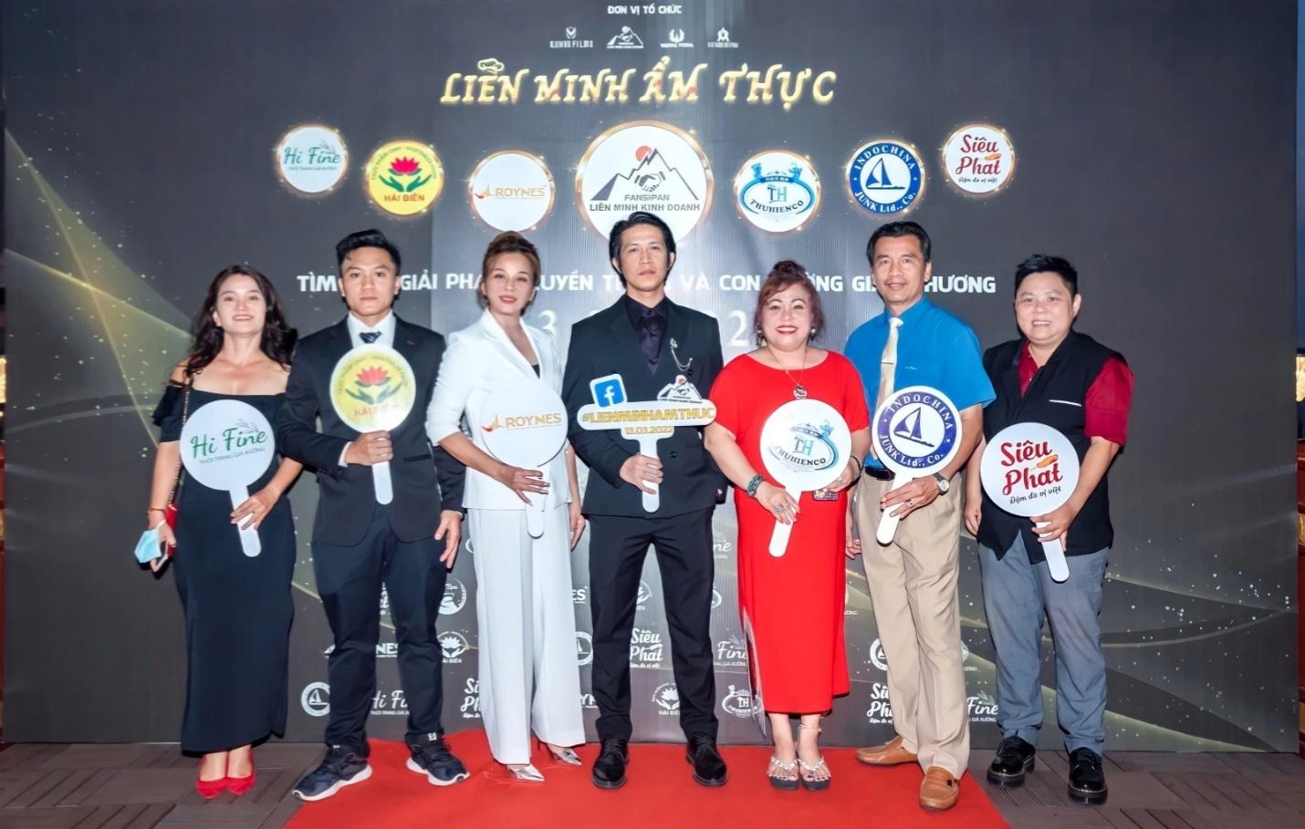 Diễn viên Nam Long - nam diễn viên chính series phim điện ảnh Phá Vây góp mặt tại sự kiện cùng các đối tác trong chương trình Liên Minh Ẩm Thực - Ảnh: LMKD