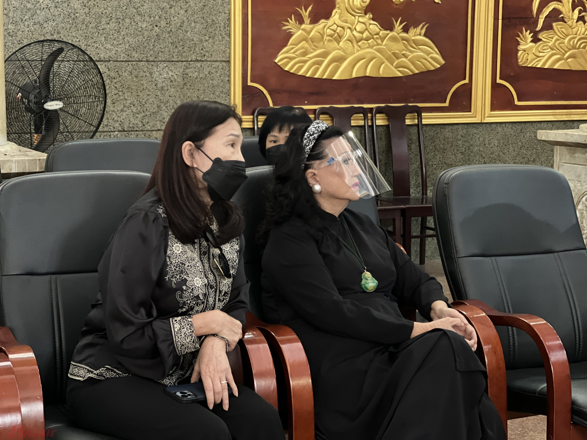 NSND Kim Cương và NSND Kim Xuân đến tang lễ từ sớm để nói lời tiễn biệt đồng nghiệp đáng mến.