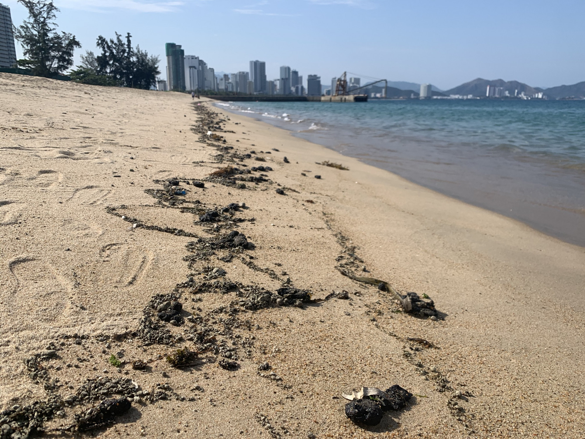 Dầu vón cục trôi dạt vào bãi biển Nha Trang kéo dài khoảng 3km