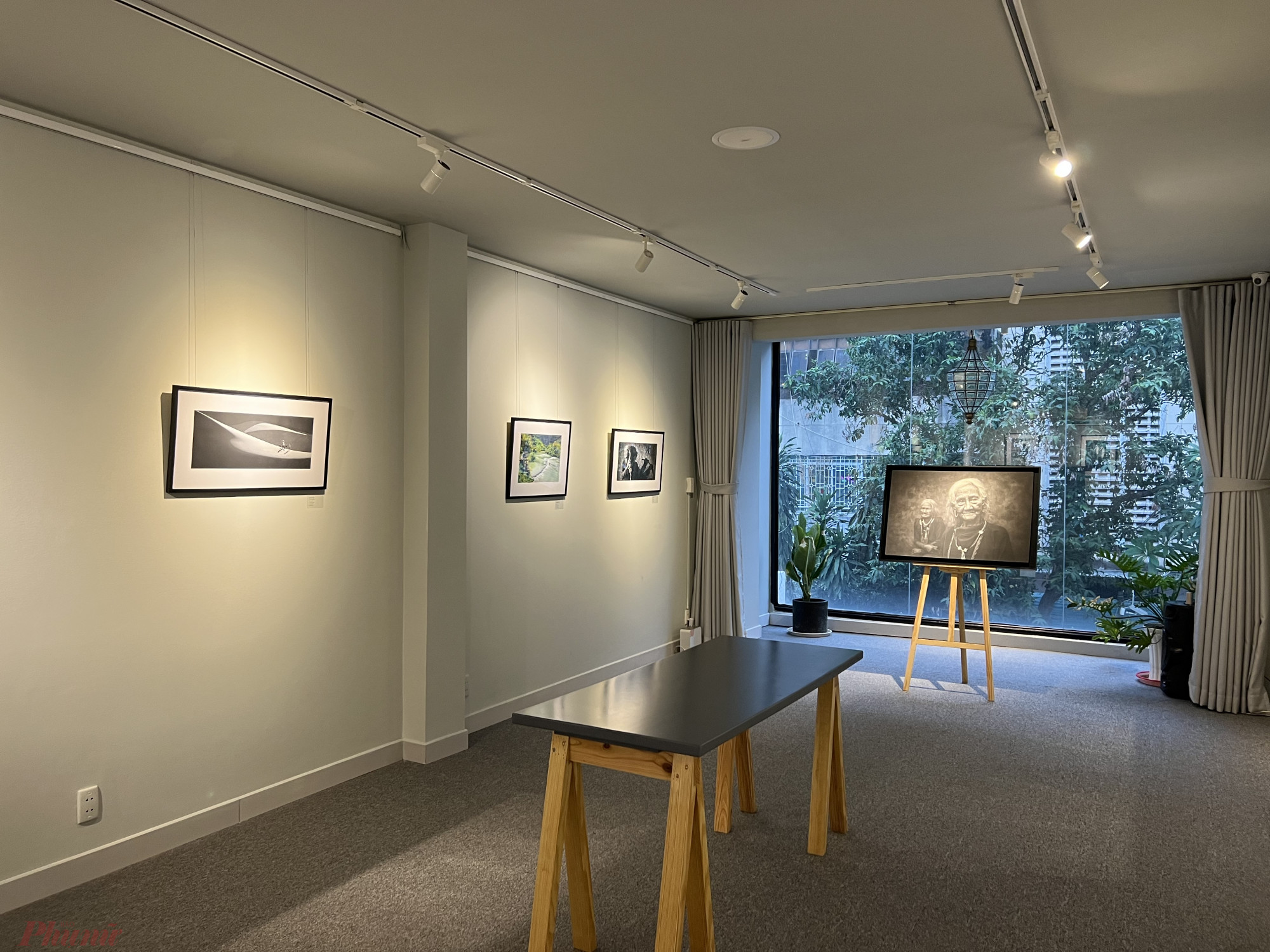 Tại triển lãm có 3 không gian khác nhau trưng bày theo từng nhóm ảnh, thuận tiện để người xem theo dõi. 