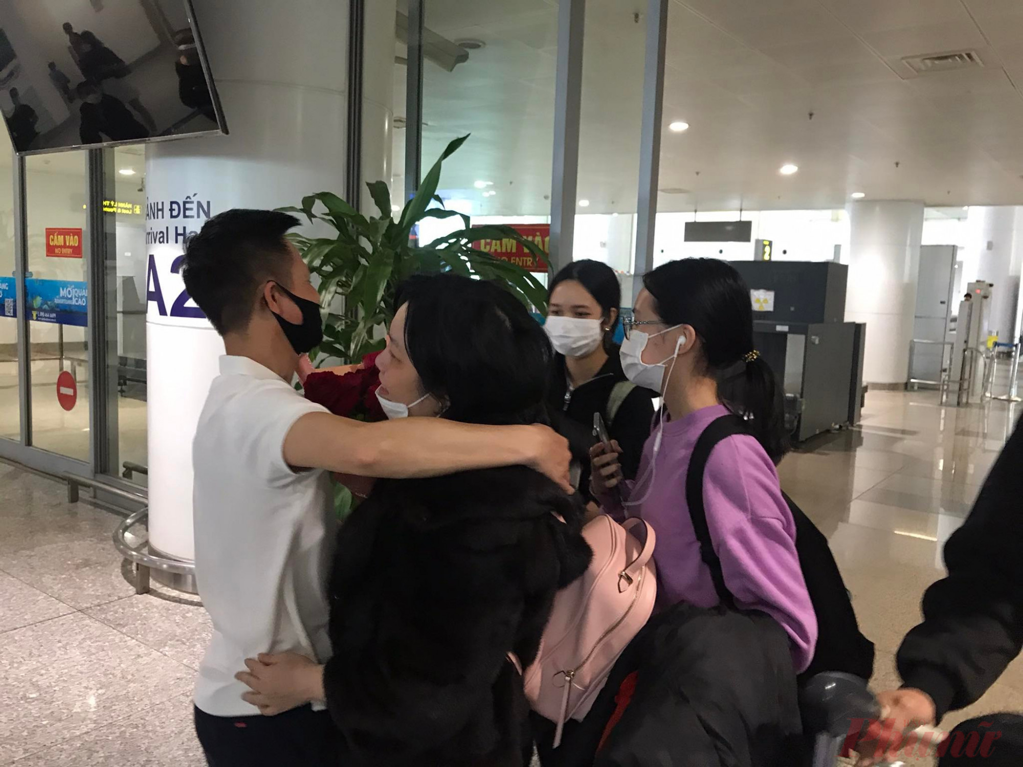 Trên chuyến bay VN58 từ Warsaw (Ba Lan), chị Đỗ Thị Hoài Thu và các con trở về Việt Nam - Ảnh: Đại Minh