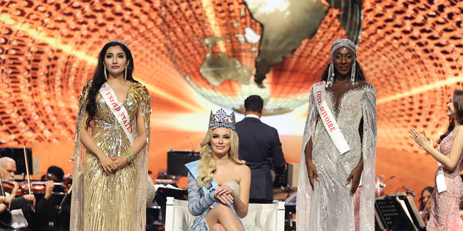 Shree Saini  - đại diện Mỹ (bìa trái) đạt ngôi vị á hậu 1 tại Hoa hậu Thế giới 2021, với đêm chung kết diễn ra tối 16/3 (theo giờ Puerto Rico)