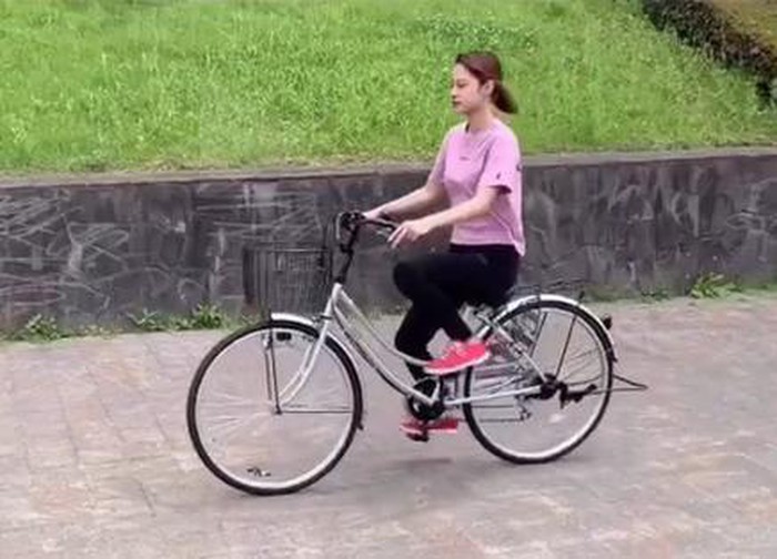 Hiện cô vẫn duy trì việc đạp xe khi có thời gian.