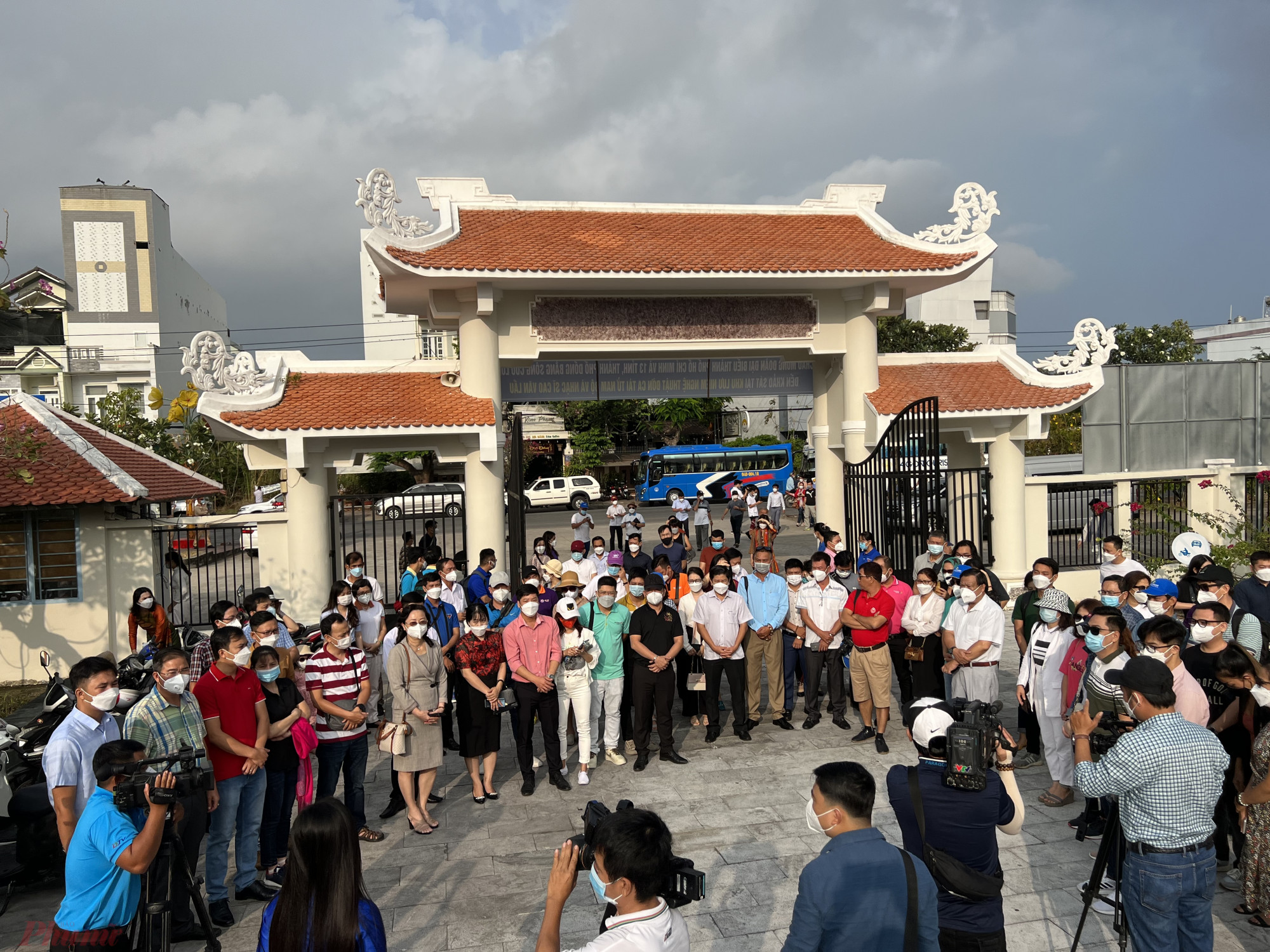 Đoàn công tác đến điểm tham quan Khu lưu niệm Nghệ thuật Đờn ca tài tử Nam Bộ và Nhạc sĩ Cao Văn Lầu.