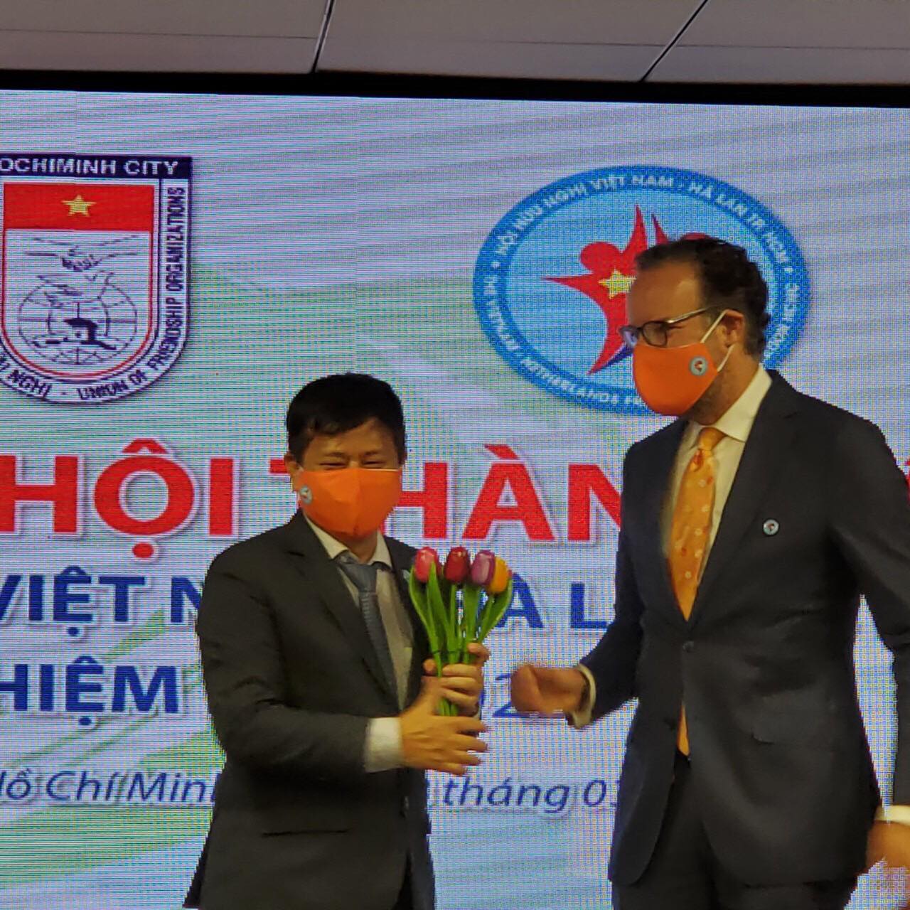 hủ tịch Hội hữu nghị Việt Nam- Hà Lan TPHCM Trần Trọng Dũng và Tổng Lãnh sự Hà Lan tại TPHCM Daniel Stork trao quà lưu niệm cho nhau.