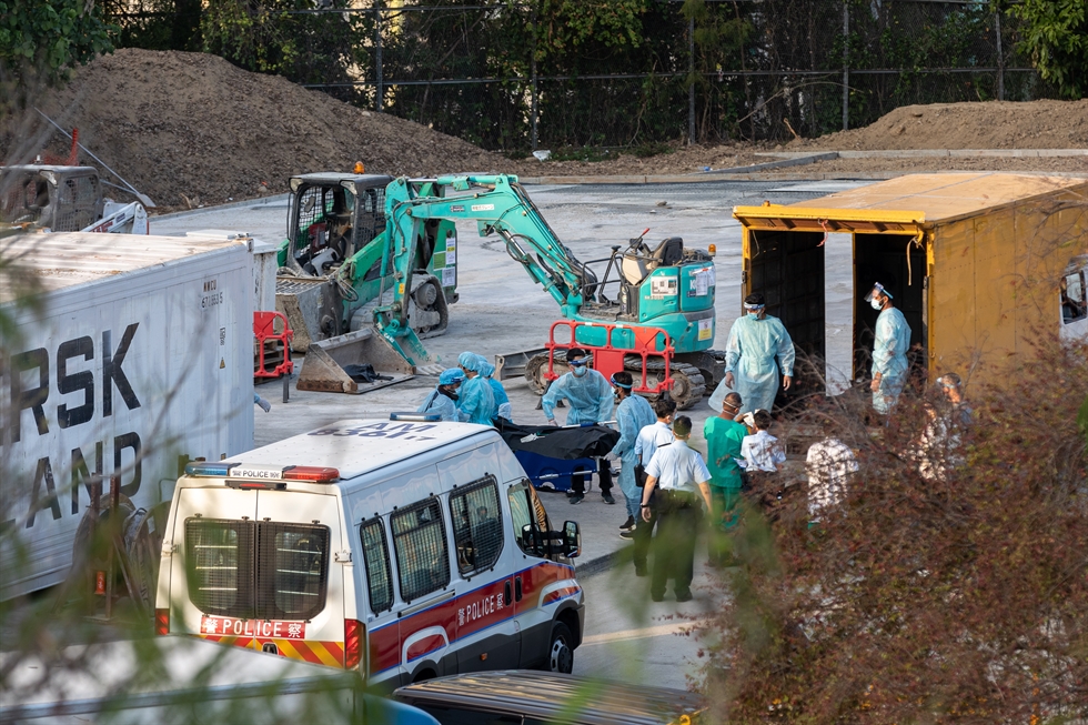 Các công nhân chuyển thi thể từ một chiếc xe tải vào một container vận chuyển lạnh bên ngoài một nhà xác công cộng ở Hong Kong, Trung Quốc, ngày 11 tháng 3. Các container vận chuyển lạnh đã được dựng bên ngoài một số nhà dân khi Hong Kong phải vật lộn đối phó với số người chết gia tăng do COVID-19. EPA-Yonhap