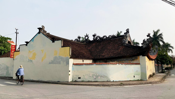 Tường đình Tự Đông vừa bị sơn lại - Ảnh: T.HUY/TTO