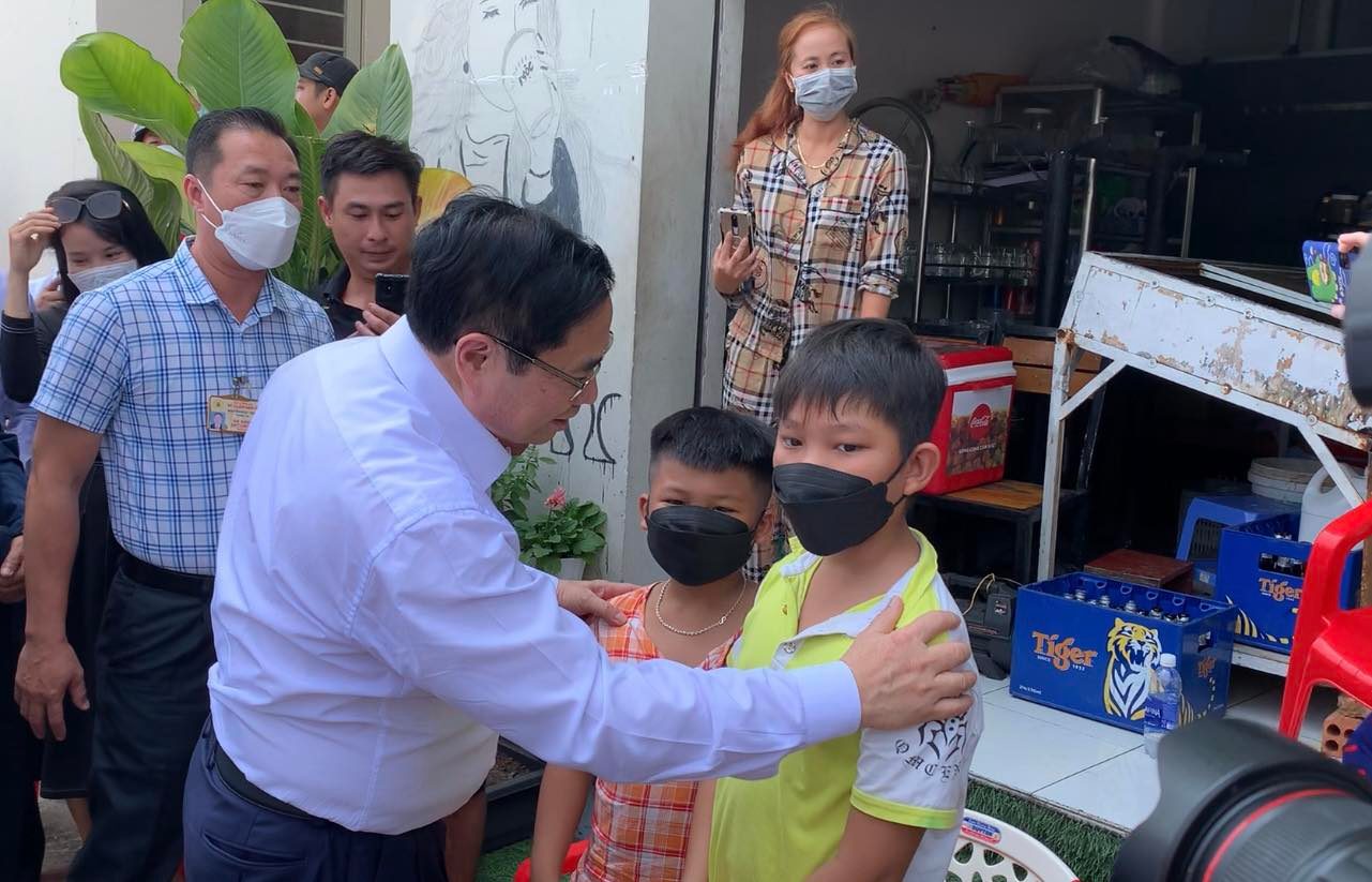Thủ tướng Chính phủ Phạm Minh Chính hỏi về tình hình học tập của các bé sống cùng trong gia đình trong khu nhà ở xã hội