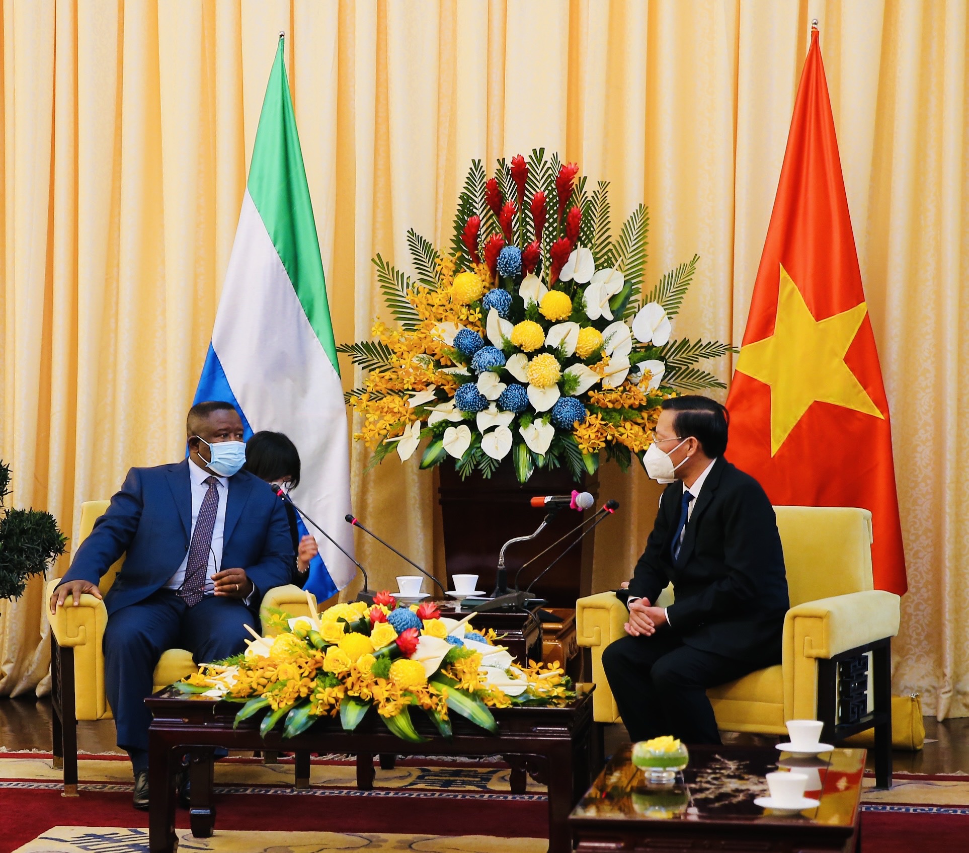 Chủ tịch UBND TPHCM Phan Văn Mãi (bên phải) tiếp ông Julius Maada Bio - Tổng thống nước Cộng hoà Sierra Leone chiều 19/3. Ảnh: Quốc Ngọc