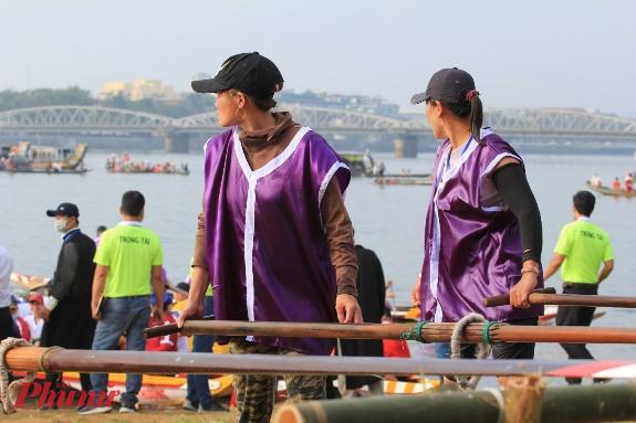 Các vận động viên nữ cùng tham gia các độ đua thuyền trên sông Hương và sông Đông Ba