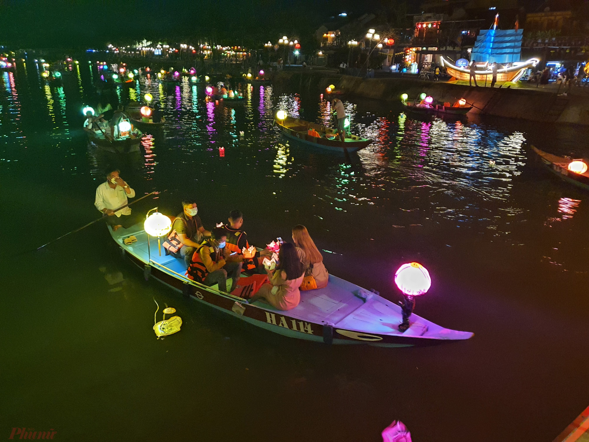 Các đôi bạn trẻ thích thú đi thuyền dạo sông Hoài và thả đèn hoa đăng