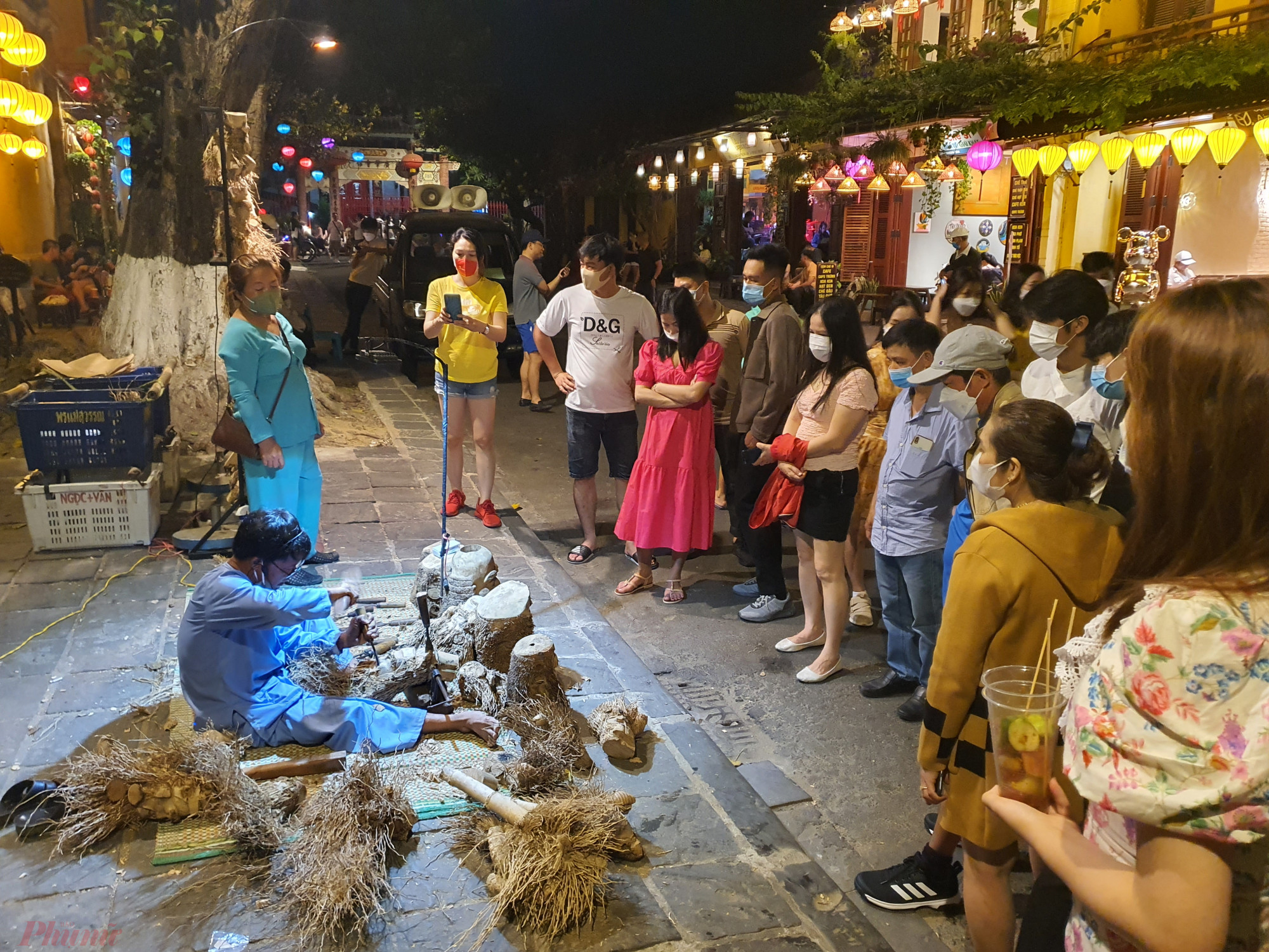 Một nghệ nhân điêu khắc tượng từ rễ tre ở phố cổ Hội An. Festival làng nghề truyền thống vùng miền lần thứ nhất-Quảng Nam cũng sắp khai mạc