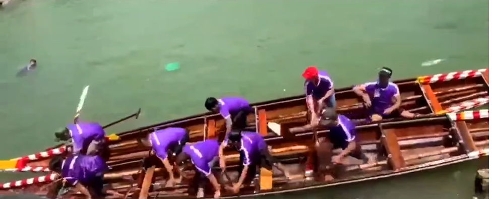 Các vận động viên đội Hương Phong phải lao xuống nước thoát thân trong khi các vận động viên đội Thuận An truy đuổi