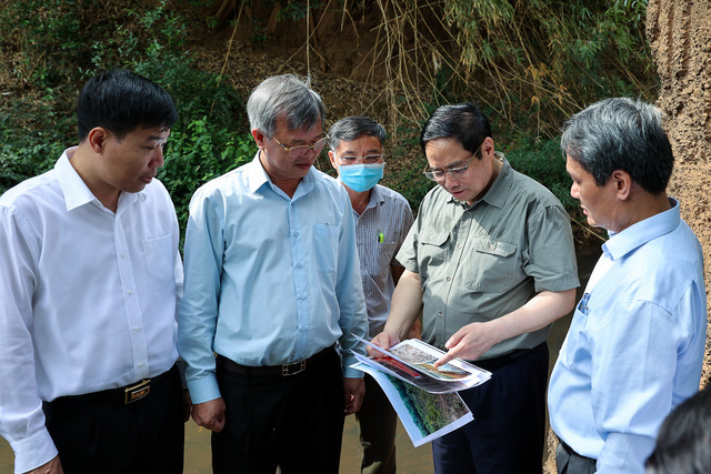 Thủ tướng trao đổi cùng lãnh đạo 2 tỉnh Bình Phước và Đồng Nai trong chuyến khảo sát. Ảnh VGP/Nhật Bắc