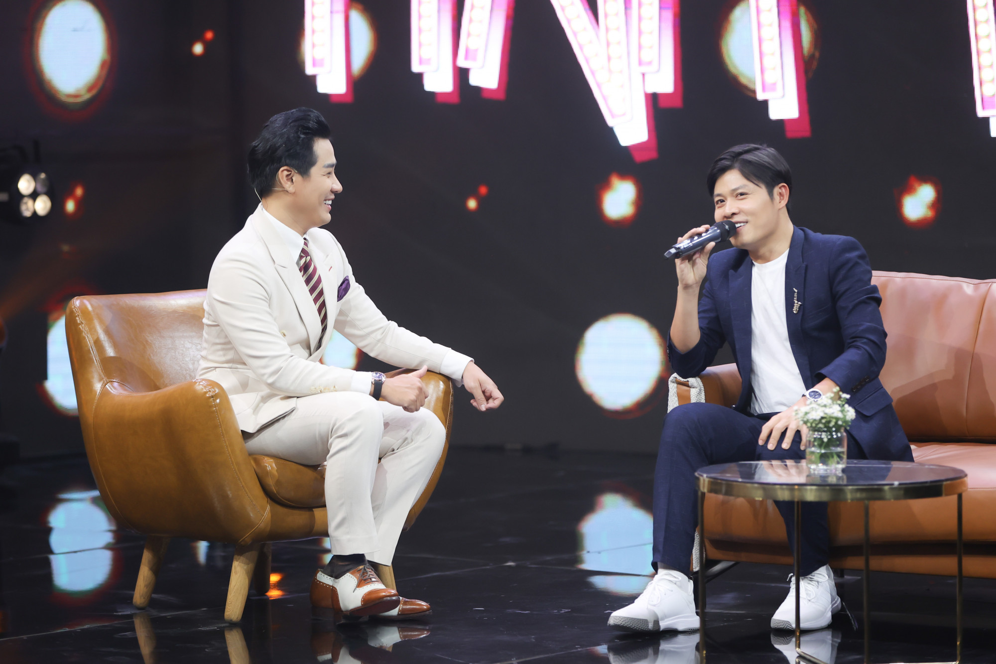 Nhạc sĩ Nguyễn Văn Chung và MC Nguyên Khang trong chương trình Vẫn hát lời tình yêu