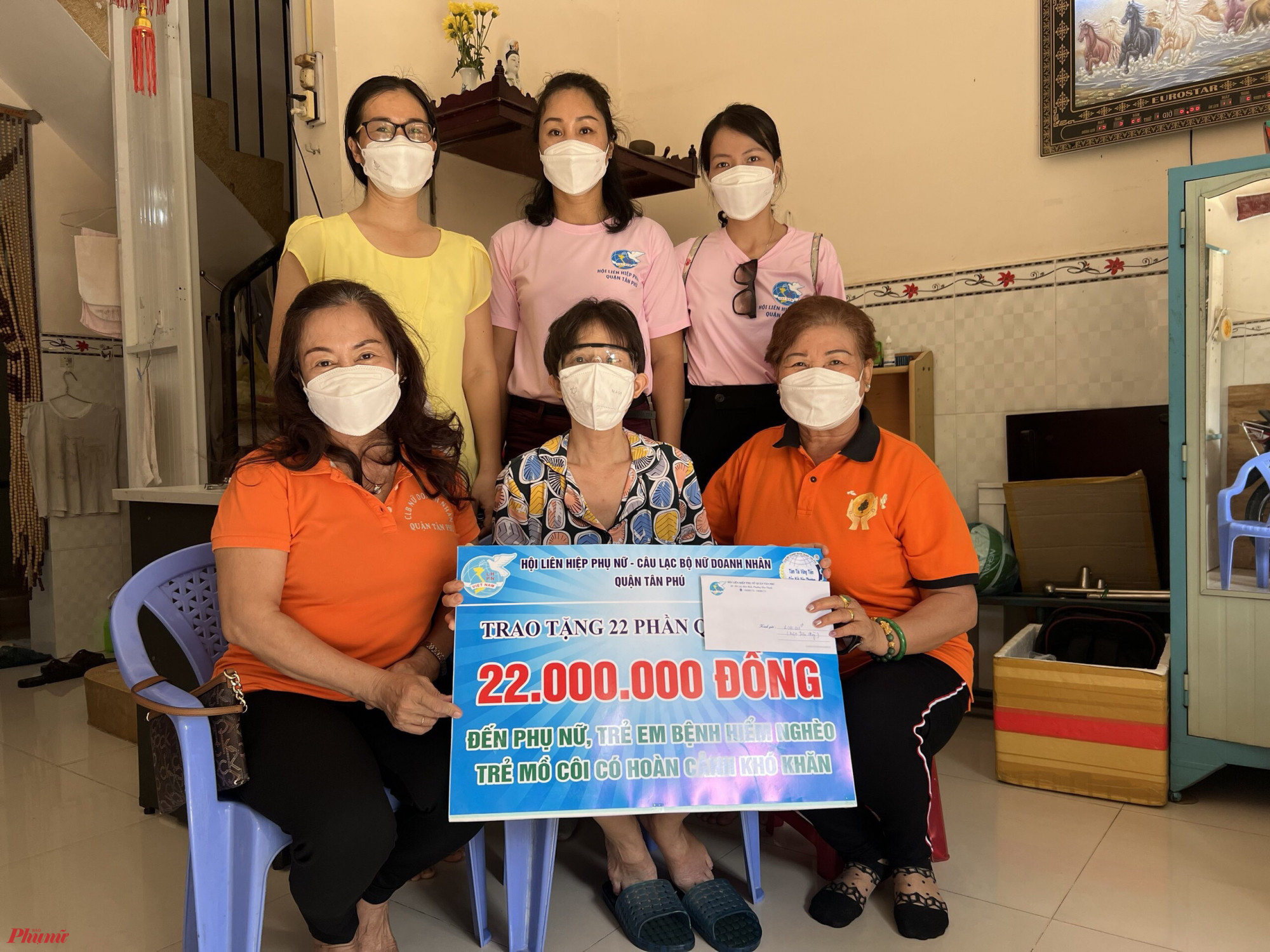 Hội LHPN quận Tân Phú đã phối hợp cùng Câu lạc bộ Nữ Doanh nhân quận trao tặng 22 phần quà cho phụ nữ 
