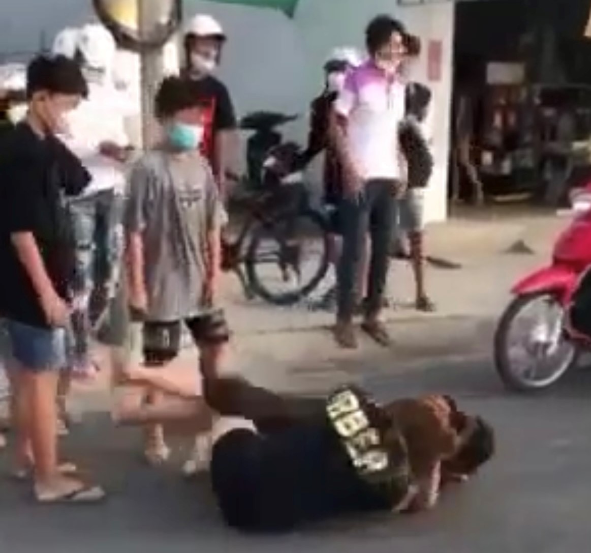 Hai thiếu nữ đánh nhau giữa đường. Ảnh cắt từ clip.
