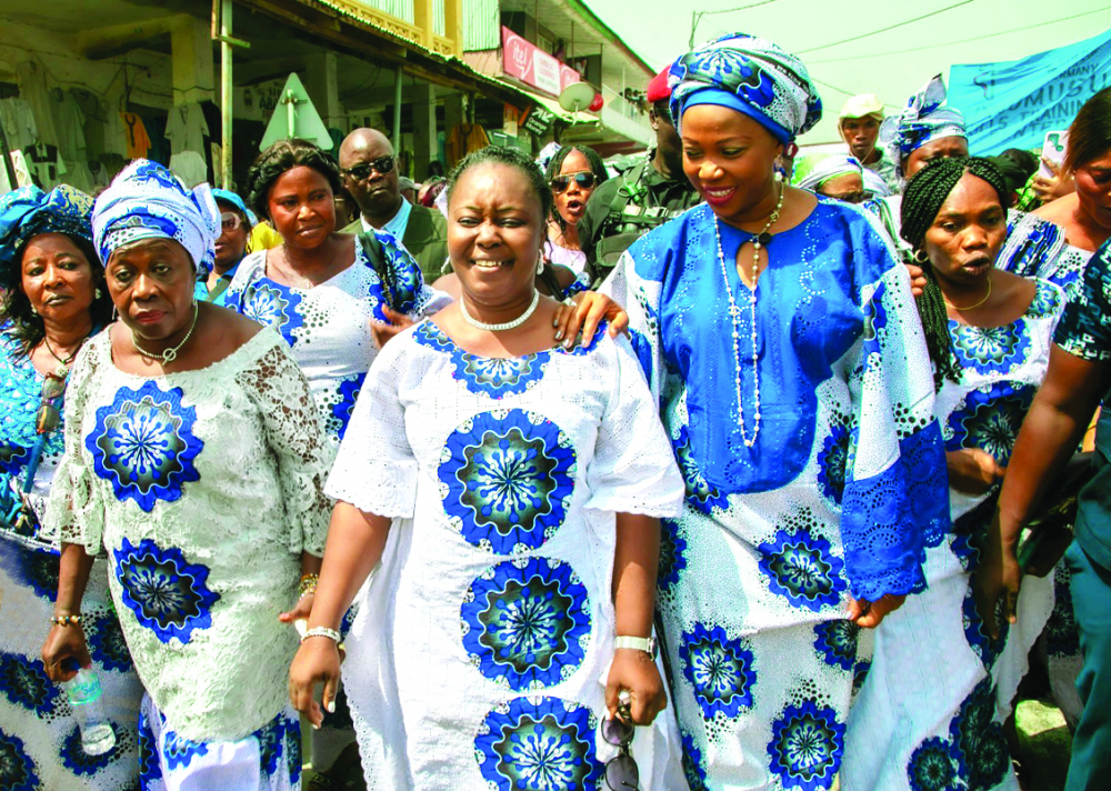 Đệ nhất phu nhân Fatima Maada Bio (hàng đầu bên phải) cùng đoàn phụ nữ diễu hành tại thành phố Koidu  (thành phố lớn nhất, thủ phủ của quận Kono, nằm ở miền Đông Sierra Leone) ngày 8/3/2022. Hoạt động này nằm  trong chuỗi hoạt động nhằm nâng cao nhận thức, chống lại các định kiến làm ảnh hưởng đến trẻ em gái và phụ nữ